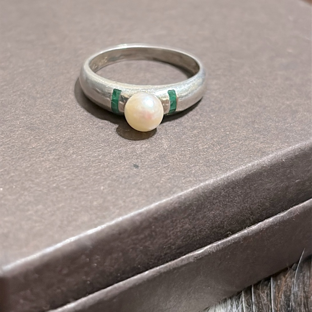 Beautiful Pearl & Green Emerald Sterling Silver Ring size 8